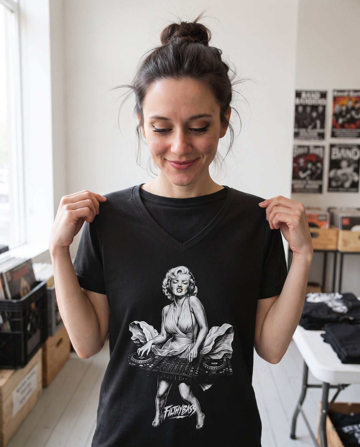 Marilyn Droppin Bass - FILTHYBASS - V-Neck Shirt
